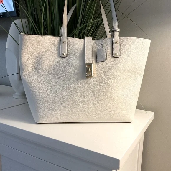 Michael Kors Elegant White Tote Bag - Picture 2 of 11